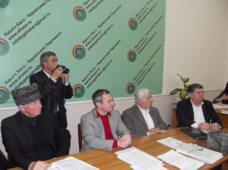 Adige Xase yonetim kurulunda RF Duma'nin Suriyeli Cerkeslerle ilgili mektupa verdikleritarihi cevap ele alindi